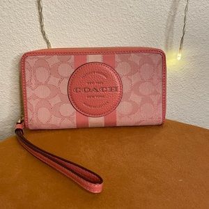 Coach Zipper Wallet in Taffy
